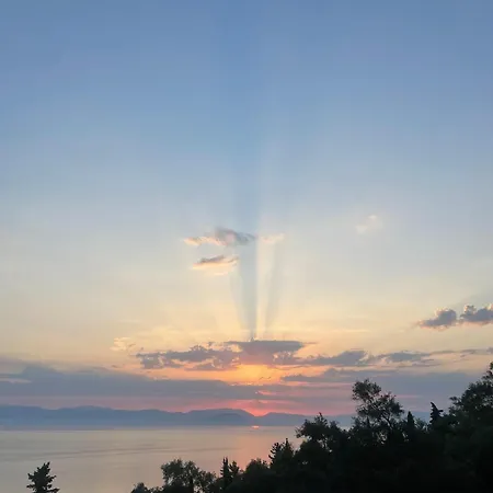 Sunrise Apartment, Stunning Sea And Mountain View * Chlomos